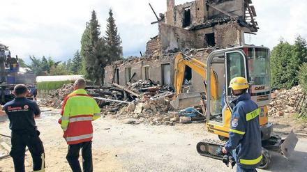Aufräumarbeiten. Polizei, Feuerwehr und Technisches Hilfswerk waren nach der Haus-Explosion in Erkner im Einsatz. Foto: dpa