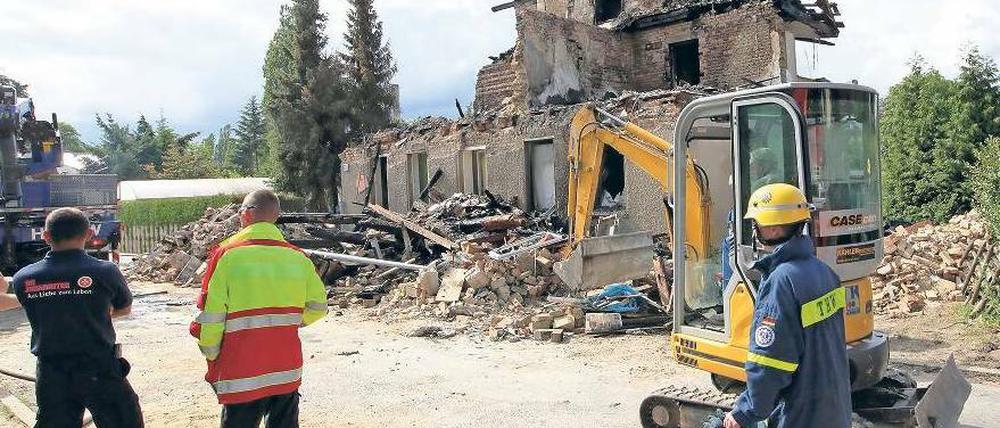 Aufräumarbeiten. Polizei, Feuerwehr und Technisches Hilfswerk waren nach der Haus-Explosion in Erkner im Einsatz. Foto: dpa