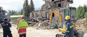 Aufräumarbeiten. Polizei, Feuerwehr und Technisches Hilfswerk waren nach der Haus-Explosion in Erkner im Einsatz. Foto: dpa