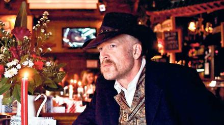 Cooler Cowboy. Walter Potts, genannt Wally, ist der Chef vom White Trash Fast Food in der Schönhauser Allee. Der Ami spricht nach 20 Jahren in Berlin gut Deutsch, lässt seine Kellner die Gäste aber lieber auf Englisch ansprechen. Ist angesagt.