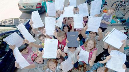 Nichts wie raus! 300 000 Berliner Schüler haben am Dienstag ihre Zeugnisse erhalten. Jetzt stehen ihnen sechs Wochen Ferien bevor.
