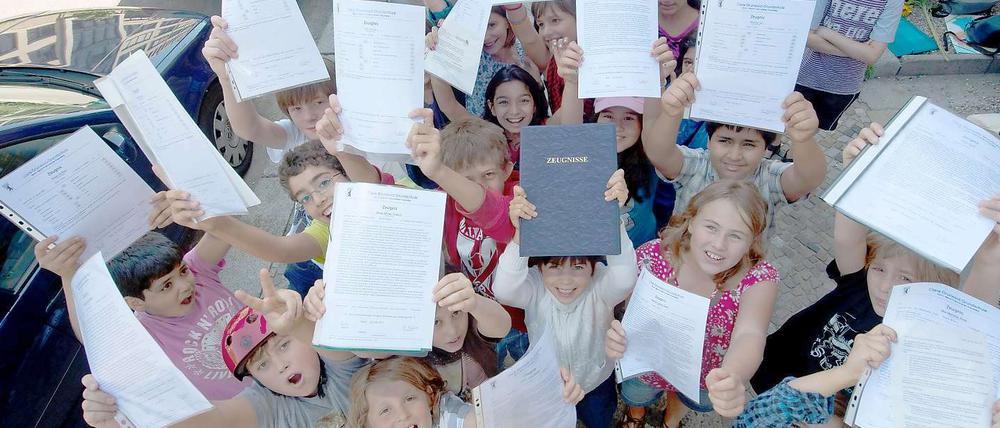 Nichts wie raus! 300 000 Berliner Schüler haben am Dienstag ihre Zeugnisse erhalten. Jetzt stehen ihnen sechs Wochen Ferien bevor.