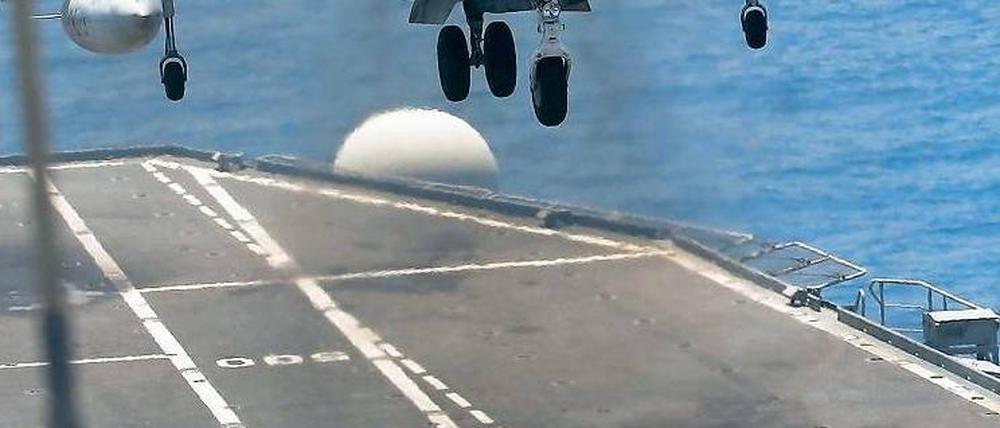 Ein AV8 Harrier landet auf der „Giuseppe Garibaldi“. Die Entscheidung, ob das deutsche Angebot für Libyen genutzt wird, liegt nun bei der Nato. Foto: Marcello Paternostro/AFP