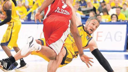 Aufstehen, hinfallen, aufstehen, hinfallen. Bei Sven Schultze und den anderen Basketballern von Alba Berlin folgen in dieser Saison auf unerklärliche Tiefs oft grandiose Höhen, manchmal sogar in einem Spiel. So richtig erklären kann das niemand. 