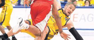 Aufstehen, hinfallen, aufstehen, hinfallen. Bei Sven Schultze und den anderen Basketballern von Alba Berlin folgen in dieser Saison auf unerklärliche Tiefs oft grandiose Höhen, manchmal sogar in einem Spiel. So richtig erklären kann das niemand. 