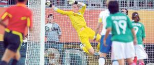 Flattert hier was? Englands Keeperin Karen Bardsley griff vor dem 1:1 der Mexikanerinnen am Ball vorbei. Foto: dpa