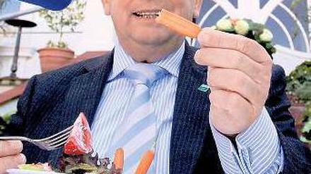 Wie lange wird die Ehec-Gefahr noch andauern? Der Landwirtschaftsminister von Mecklenburg-Vorpommern, Till Backhaus (SPD), beißt bei einer Pressekonferenz in der Nähe von Boizenburg demonstrativ gut gelaunt in eine Möhre. 