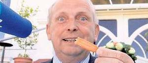 Wie lange wird die Ehec-Gefahr noch andauern? Der Landwirtschaftsminister von Mecklenburg-Vorpommern, Till Backhaus (SPD), beißt bei einer Pressekonferenz in der Nähe von Boizenburg demonstrativ gut gelaunt in eine Möhre. 
