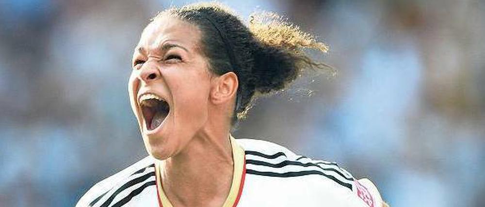Unbeschwert auf die Titelseiten: Celia Okoyino da Mbabi.