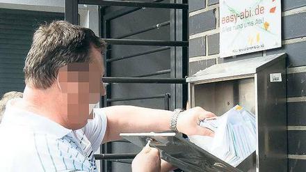 Sie haben Post. Fahnder sicherten gestern die Umschläge aus dem Briefkasten der Kreuzberger Eventfirma. Es waren, wie man sieht, nicht sehr wenige – und vermutlich waren auch keine Dankesschreiben darunter. Foto: dapd/Clemens Bilan