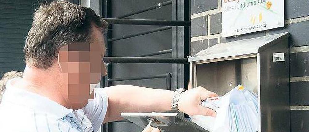 Sie haben Post. Fahnder sicherten gestern die Umschläge aus dem Briefkasten der Kreuzberger Eventfirma. Es waren, wie man sieht, nicht sehr wenige – und vermutlich waren auch keine Dankesschreiben darunter. Foto: dapd/Clemens Bilan