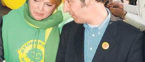 An der Basis. Claudia Roth und Cem Özdemir im März in Stuttgart. Nicht alle in der Partei wollen dem Atomausstieg in seiner jetzigen Form zustimmen. Foto: Daniel Maurer/dapd