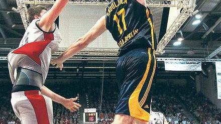 Entwischt. Albas Raduljica (r.) hat es gegen Bambergs Pleiß nicht leicht.