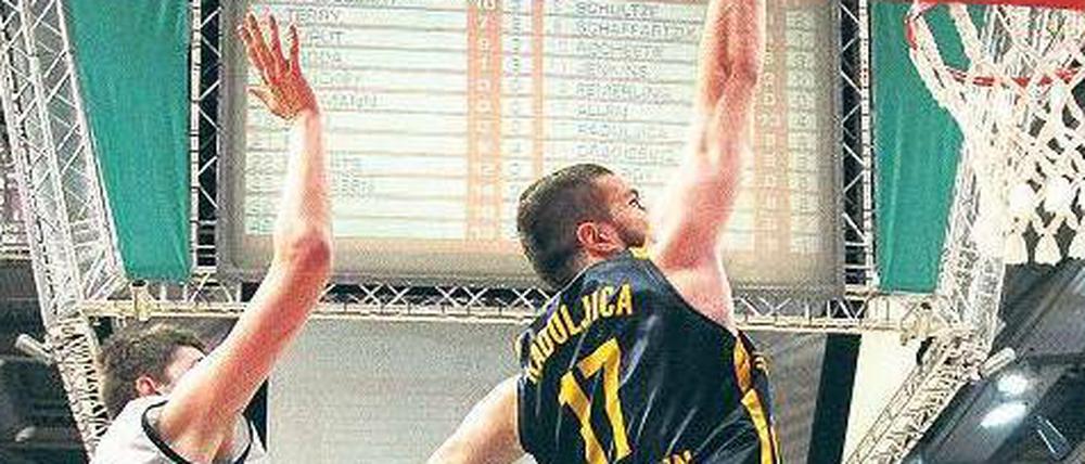 Entwischt. Albas Raduljica (r.) hat es gegen Bambergs Pleiß nicht leicht. 