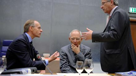 Die Euro-Finanzminister ringen in Luxemburg um neue Hilfen für Griechenland, hier: Luxemburgs Finanzminister Luc Frieden, Deutschlands Finanzminister Wolfgang Schäuble und Euro-Gruppenchef Jean-Claude Juncker.