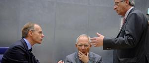 Die Euro-Finanzminister ringen in Luxemburg um neue Hilfen für Griechenland, hier: Luxemburgs Finanzminister Luc Frieden, Deutschlands Finanzminister Wolfgang Schäuble und Euro-Gruppenchef Jean-Claude Juncker.