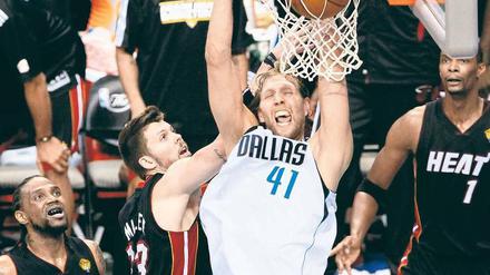 Augen zu und durch. Dirk Nowitzki trifft per Dunking zum 102:100, diese Führung gab Dallas nicht mehr ab. Foto: AFP