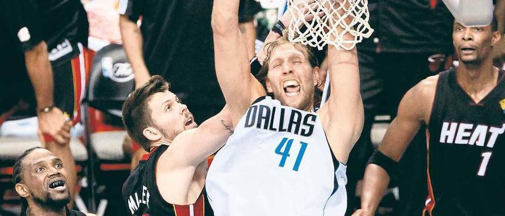 Augen zu und durch. Dirk Nowitzki trifft per Dunking zum 102:100, diese Führung gab Dallas nicht mehr ab. Foto: AFP