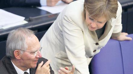 „Die Lage ist ernst“. Trotz der mahnenden und grundsätzlichen Worte von Finanzminister Wolfgang Schäuble, mit denen er einen weiteren Rettungsschirm für Griechenland im Bundestag verteidigte, gab es während der Debatte Momente der Entspannung.