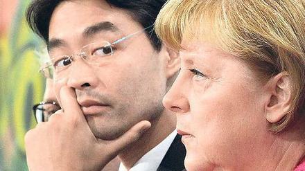 Sie beäugen einander kritisch. Auch nach dem Wechsel an der FDP-Spitze blieb der erhoffte Neuanfang in der Koalition aus. Bundeskanzlerin Angela Merkel und ihrem Vizekanzler Philipp Rösler ist es bisher nicht gelungen, die Wogen zu glätten.