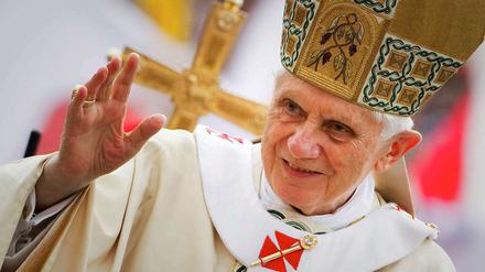 Papst Benedikt XVI. kommt nach Berlin. Dort wollen ihn mehr Menschen sehen als gedacht.