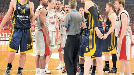 Im Mittelpunkt der Tiraden. Die Schiedsrichter stehen in der Finalserie zwischen Alba und Bamberg öfter in der Diskussion. Foto: Eibner