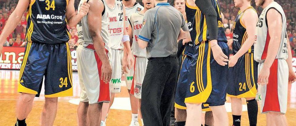 Im Mittelpunkt der Tiraden. Die Schiedsrichter stehen in der Finalserie zwischen Alba und Bamberg öfter in der Diskussion. Foto: Eibner