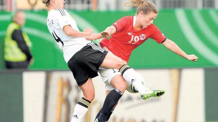 Eintanzen für die WM. Die deutsche Elf, hier mit Babett Peter (l.), tat sich lange sehr schwer gegen die starke Defensive. Foto: dpa