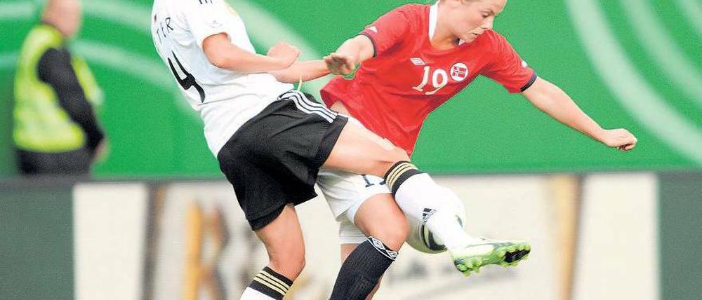 Eintanzen für die WM. Die deutsche Elf, hier mit Babett Peter (l.), tat sich lange sehr schwer gegen die starke Defensive. Foto: dpa