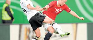 Eintanzen für die WM. Die deutsche Elf, hier mit Babett Peter (l.), tat sich lange sehr schwer gegen die starke Defensive. Foto: dpa