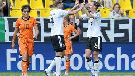 Kim Kulig (vorn, l) gratuliert der Torschützin Simone Laudehr zum 2:0.