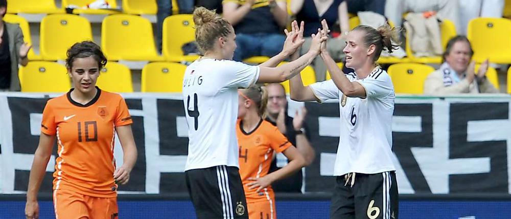 Kim Kulig (vorn, l) gratuliert der Torschützin Simone Laudehr zum 2:0.