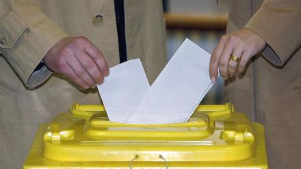 Ab in die Tonne. Das Wahlrecht in Deutschland muss bis 30. Juni 2011 reformiert werden - sagte das Bundesverfassungsgericht vor drei Jahren. Doch die Politik schafft es nicht.