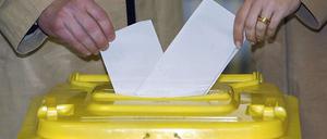 Ab in die Tonne. Das Wahlrecht in Deutschland muss bis 30. Juni 2011 reformiert werden - sagte das Bundesverfassungsgericht vor drei Jahren. Doch die Politik schafft es nicht.