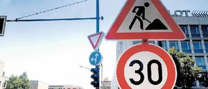 Gefürchtete Schilder. Wo diese Zeichen stehen, ist der Stau oft nicht weit. 