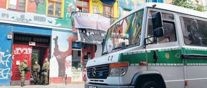 Ermittler suchten am Freitag in der Kreutzigerstraße nach Beweismitteln.