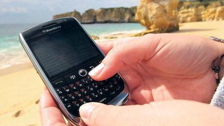Ohne Portemonnaie zum Strand. Mit dem Handy soll man künftig in jeder Lebenslage bezahlen können. 