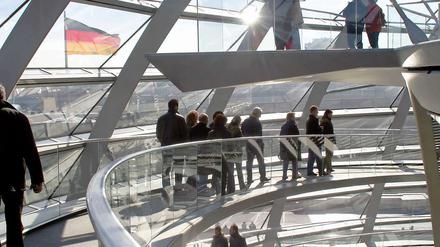 Die Reichstagskuppel zählt heute zu den begehrtesten Touristen-Attraktionen in Berlin.