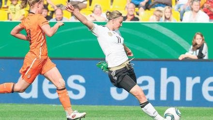 Alexandra Popp, 20, spielt seit 2010 für die Nationalmannschaft und in der Bundesliga seit 2008 für den FCR Duisburg. Beim 5:0-Sieg gegen Holland am Dienstag gegen Aachen erzielte sie mit einem wuchtigen Schuss aus knapp 20 Metern (unser Bild) das 3:0.