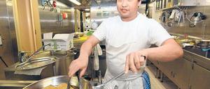 Der Fillipino Garry Ortiz kocht in seiner über 40 Quadratmeter großen Schiffsküche sieben Tage die Woche – meist Tiefkühlkost, aber es gibt auch frisches Obst und Gemüse.