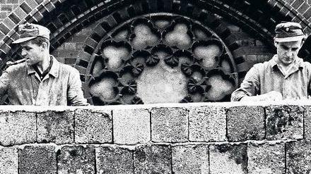 Vollendete Tatsachen. In den Tagen nach dem 13. August 1961 bewehren Ost-Berliner Arbeiter die Mauer mit Glassplittern, um die Flucht in den Westteil der Stadt zu erschweren. 