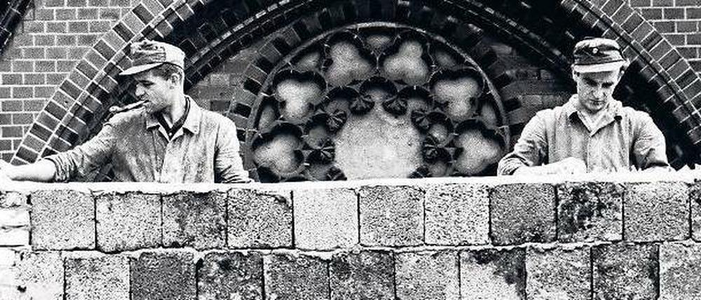 Vollendete Tatsachen. In den Tagen nach dem 13. August 1961 bewehren Ost-Berliner Arbeiter die Mauer mit Glassplittern, um die Flucht in den Westteil der Stadt zu erschweren.
