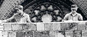 Vollendete Tatsachen. In den Tagen nach dem 13. August 1961 bewehren Ost-Berliner Arbeiter die Mauer mit Glassplittern, um die Flucht in den Westteil der Stadt zu erschweren.