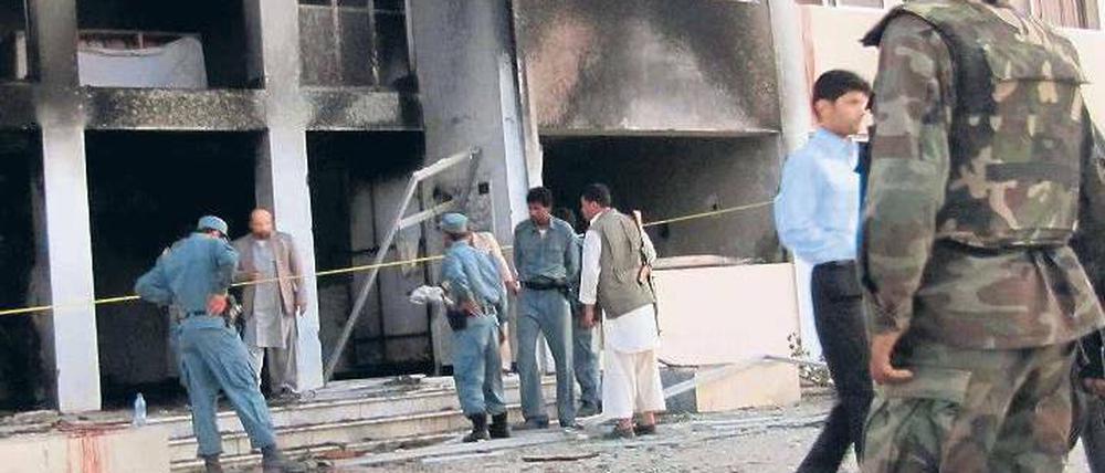 Ort des Anschlags. Afghanische Polizisten nehmen das Gouverneursgebäude in Talokan, der Hauptstadt der Provinz Tachar, nach dem Attentat in Augenschein. Foto: rtr