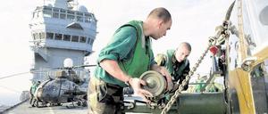 Nachschubprobleme. Diese französischen Soldaten montieren Raketen an einem Hubschrauber vor der libyschen Küste. Knappe und fehlende Ausstattung machen es den Militärs schwer, den politischen Ehrgeiz ihrer Regierungen zu erfüllen. 