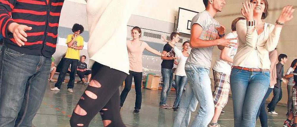 Hey, teacher! Maria Danilenko (links, beiger Pulli) und ihre Mittänzer vom Menzel-Gymnasium haben vor der Show kein Lampenfieber.