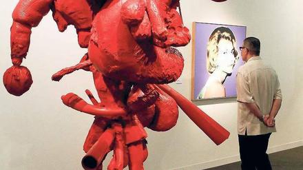 Für jeden etwas. Die Galerie L & M bietet neben Paul McCarthys Skulptur „Tripod“ das Gemälde „An American Lady: Kay Fortsont“ von Andy Warhol an. Foto: Wiegmann/Reuters