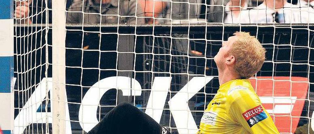 Am Boden. HSV-Torwart Johannes Bitter sucht im Halbfinale den Ball. Foto: dpa