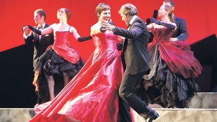 Wunderscheen. Unter dem einstigen Hausherrn Falk Walter ging 2008 der hübsche Musicalklassiker „My fair Lady“ neu inszeniert von Peter Lund über die Bühne des Admiralspalastes. Mal sehen, wie der neue Betreiber Maik Klokow das Haus mit der großen Musiktheatertradition zukünftig prägt. OpFoto: Wolfgang Kumm/dpa