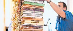Vor dem Aktenberg. Über Arbeitsmangel können die Mitarbeiter der Behörden wirklich nicht klagen. Über zu wenig Personal für die Papierstapel aber schon. Foto: Gottschalk/dapd